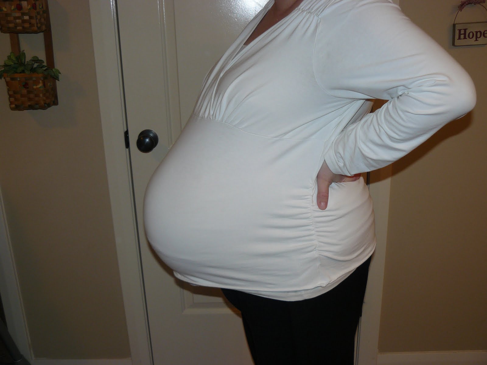 Тянет живот 28 неделя. Живот на 28 неделе беременности двойней. Животы беременных двойней. Животики беременных двойней. Беременность двойней живот.
