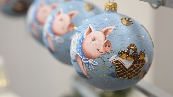 Игрушки, посвященные году свиньи на фабрике елочных украшений Ариэль