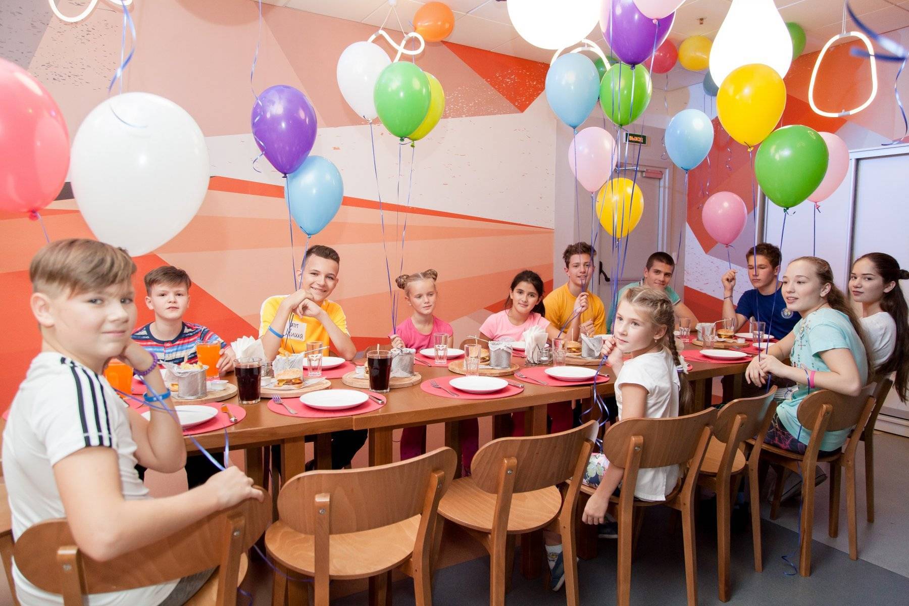 Отметить день рождения в костроме. Детский день рождения отпраздновать. Детские праздники в кафе. Детское кафе для дня рождения. День рождения ребенка в кафе.