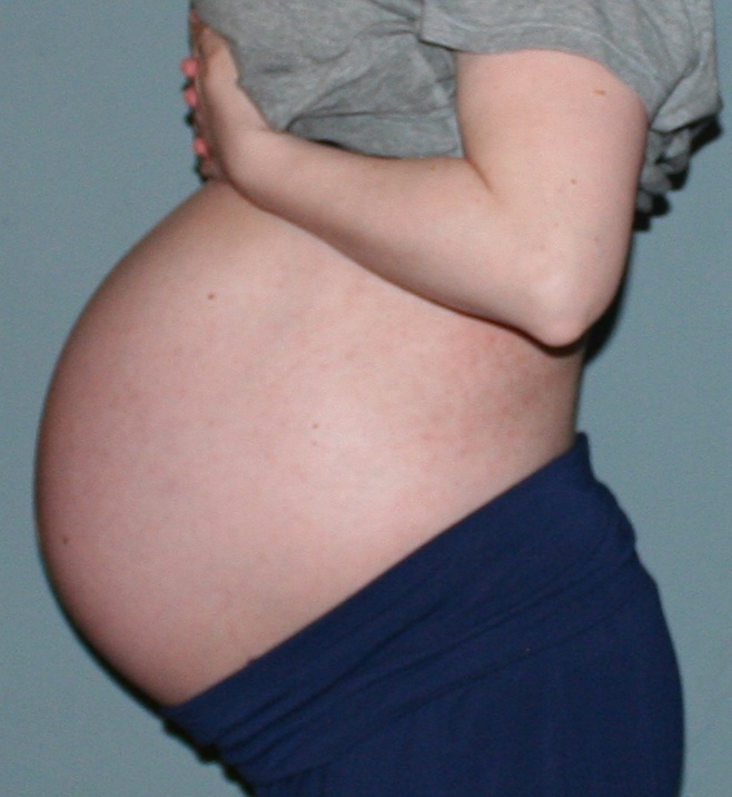 Беременна мягкий живот. 32 Недели беременности живот двойн. 32 Неделя беременности животик двойней. Живот беременной двойней. Круглый живот.