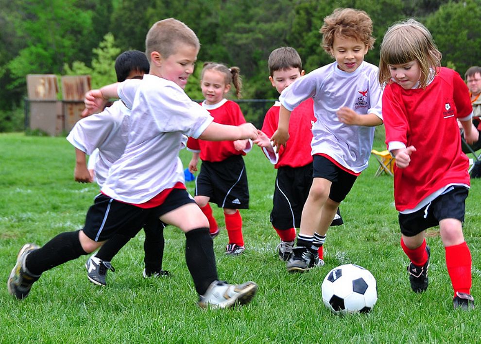 Летом играем в футбол. Спортивные дети. Увлечения детей. Футбол для дошкольников. Футбол дети.