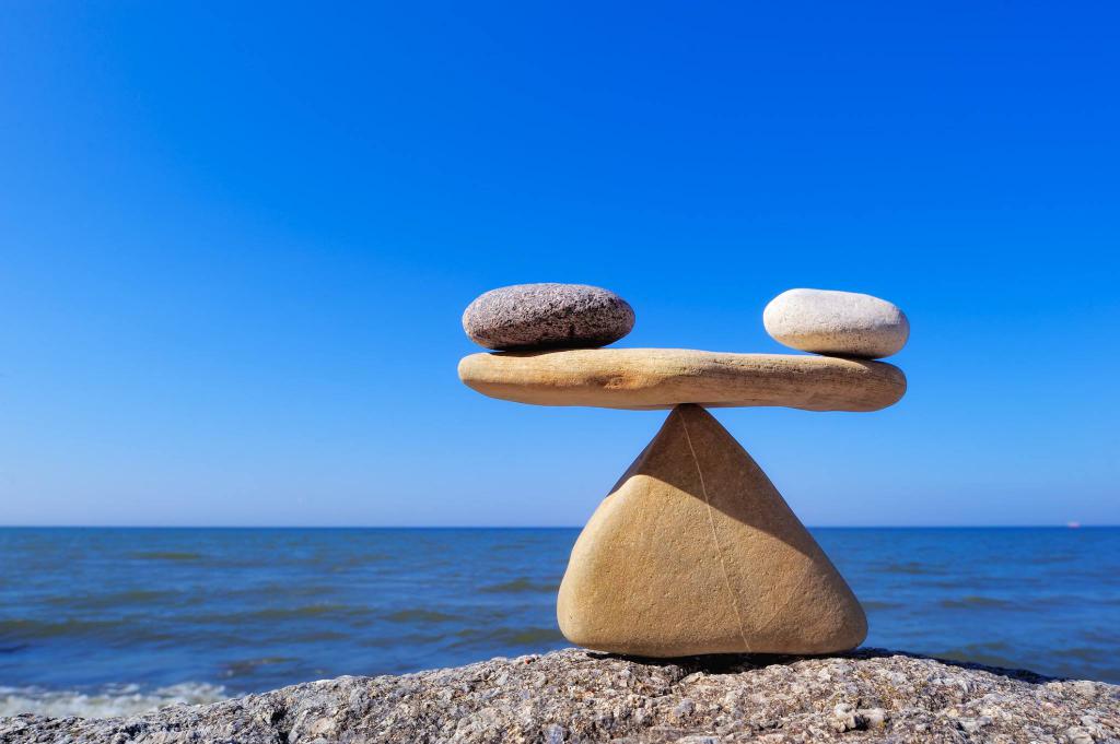 Камни балансируют на камне
