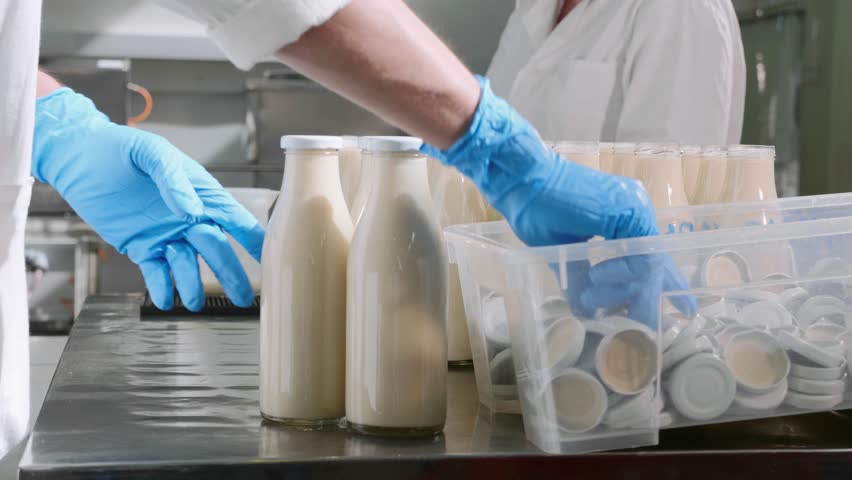 Стерильные микроорганизмы. Пастеризация стерилизация ультрапастеризация. Стерилизация молока. Промышленная стерильность молочных продуктов. Стерилизация молока в Таре.