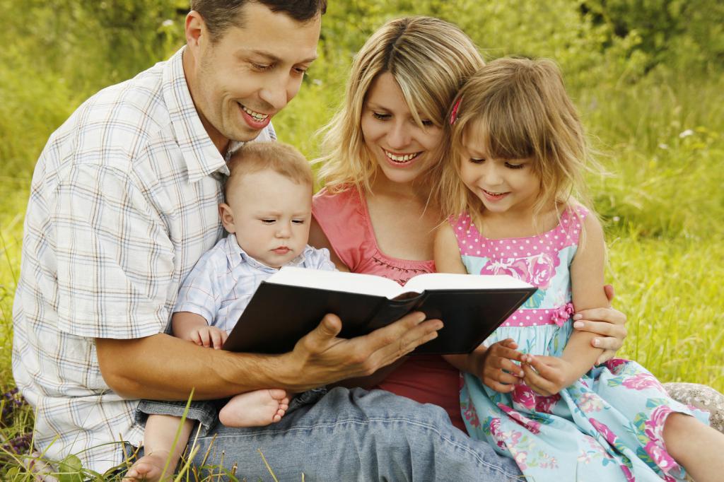 семья читает Библию