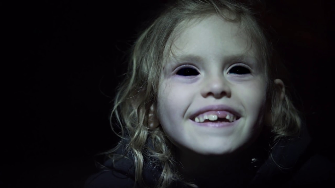 Scary child. Девочка с черными глазами. Страшная маленькая девочка. Дети с черными глазами.
