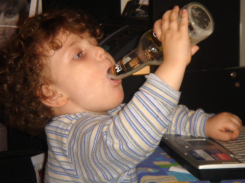 У молодого пьющего. Детский алкоголизм. Пьющий ребенок. Пьющие школьники. Детская пьянка.
