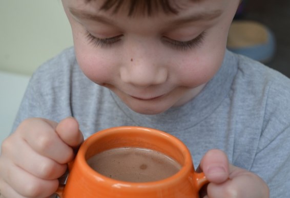 ребенок пьет какао