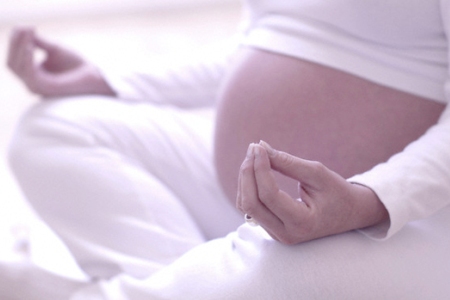 Беременная медитирует: при подготовке к родам нужно научиться правильно дышать.