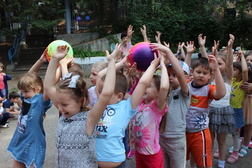 Игры с мячом летом. Летние игры для детей. Летние игры для детей на свежем воздухе. Летние игры в детском саду. Летние игры для детей в детском саду.