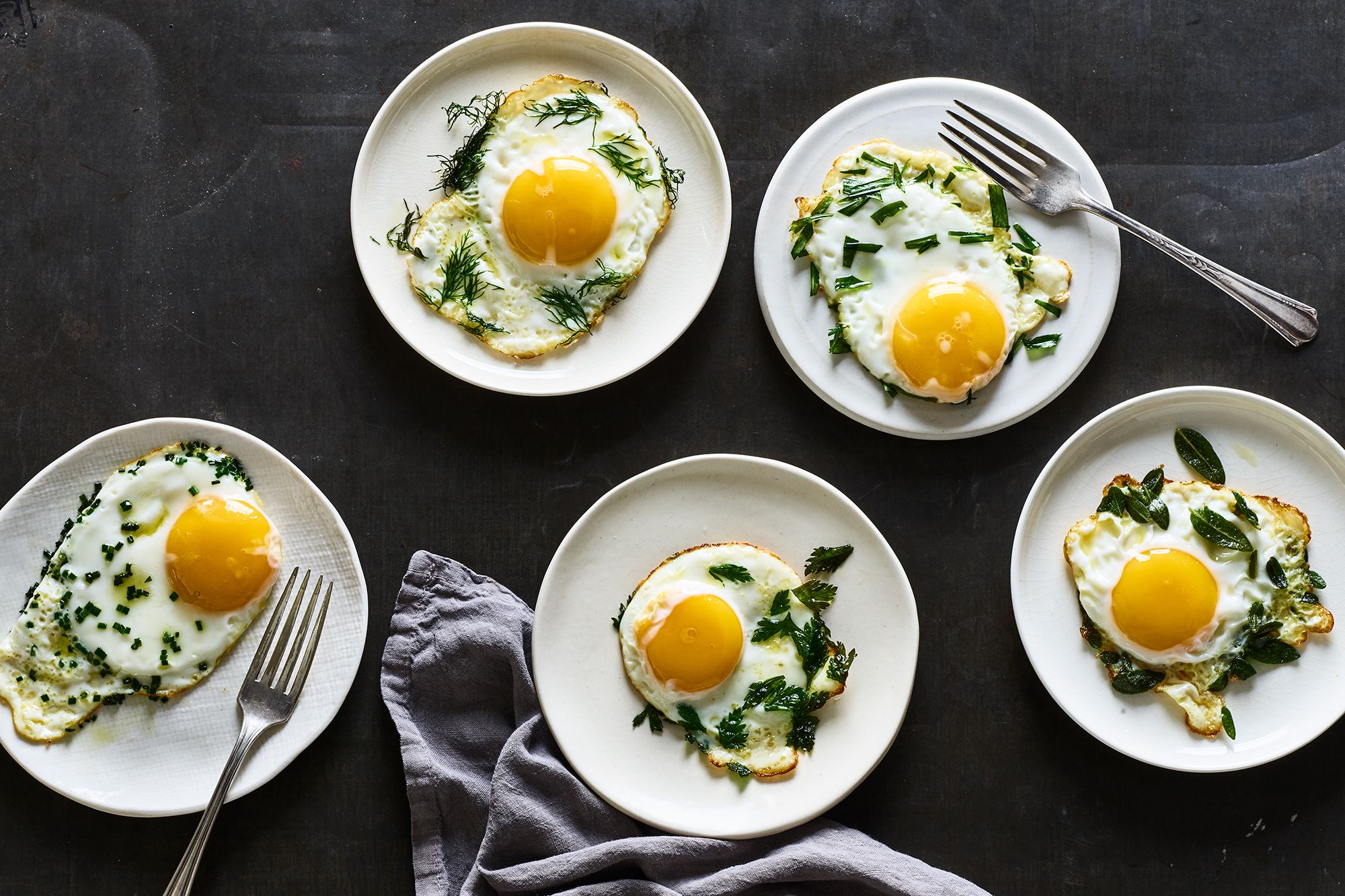 Яичница глазунья 3 яйца. Яичница омлет глазунья. Яичница из 2 яиц. Красивые блюда из яиц. Красивый завтрак.