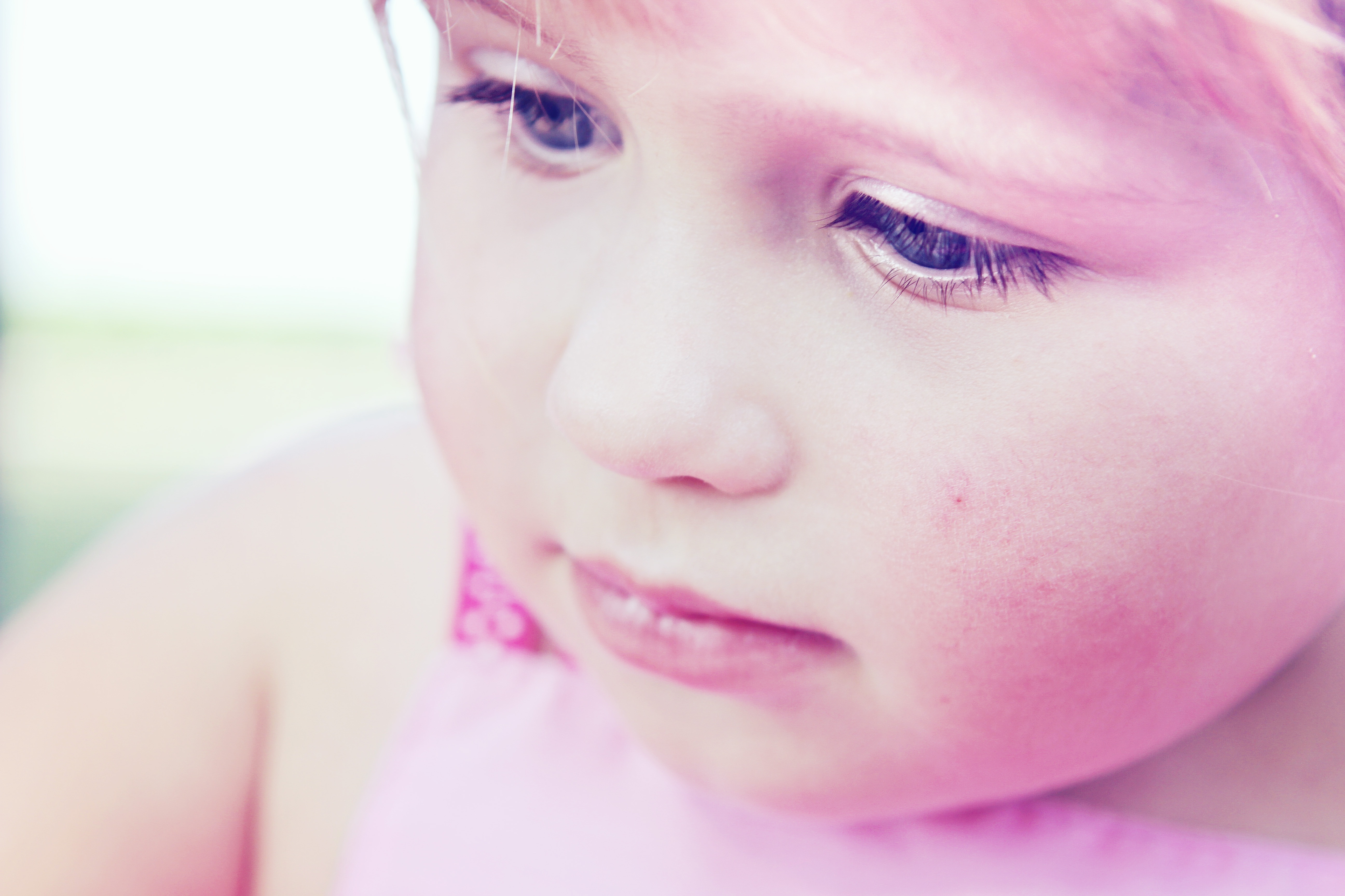 Ребенку год красные щеки. Розовые щеки. Девушка с розовыми щеками.