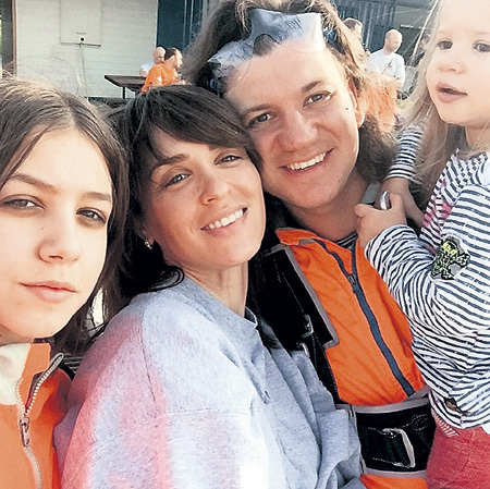 Ирина с мужем Максимом и дочками Любой и Сашей. Фото: Instagram.com